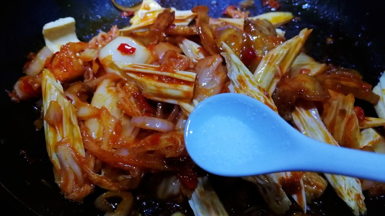 辣白菜五花肉,根据自己口味加适量辣白菜的汤汁,加少许盐调味。