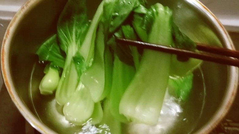 水煮千张,油菜放入开水中汆烫,水中加入2克盐和几滴食用油。