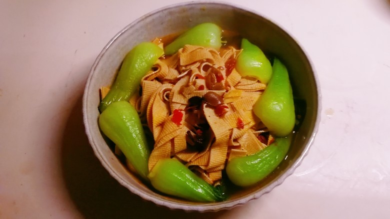 水煮千张,倒入油菜碗里,整理一下。