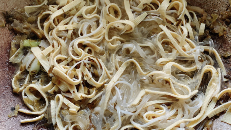酸菜炖粉条,小火慢炖,汤汁有所收缩后