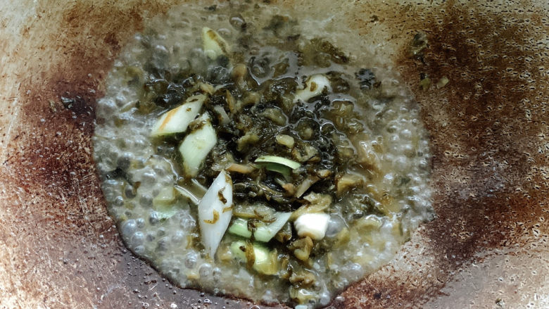 酸菜炖粉条,加入适量清水或高汤
