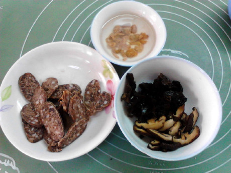 南瓜焖饭,肉肠切片,海米泡发,香菇切片,木耳撕成小朵,备用。