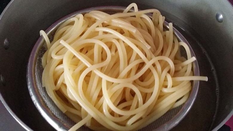 经典原味意大利面,开锅约煮8分钟左右,至面条熟烂后捞出