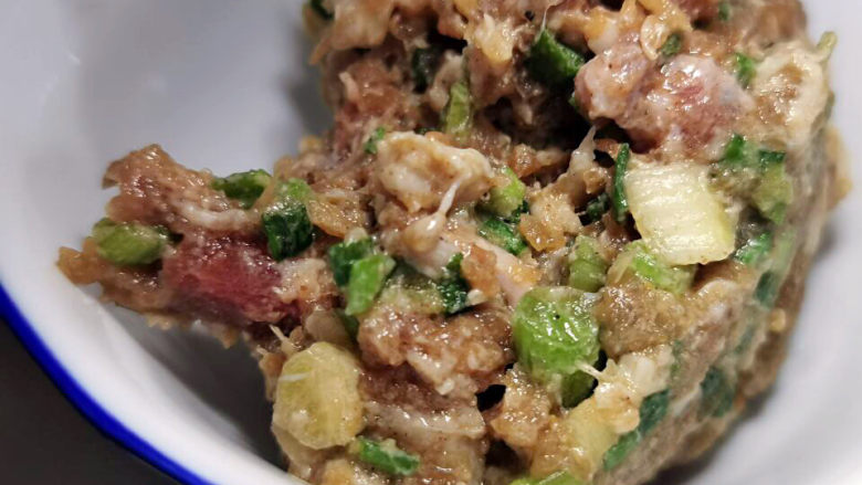 鸡爪菇酿豆腐,<a style='color:red;display:inline-block;' href='/shicai/ 442'>肉末</a>已加入生抽,胡椒粉,糖,葱调味
