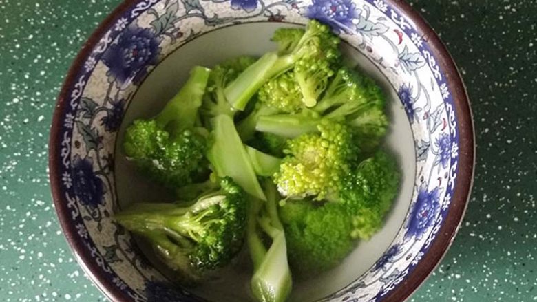经典原味意大利面,等面条煮好后,将西兰花放入锅中焯烫至变色,捞出也放至冷开水碗中浸凉,好看又清脆
