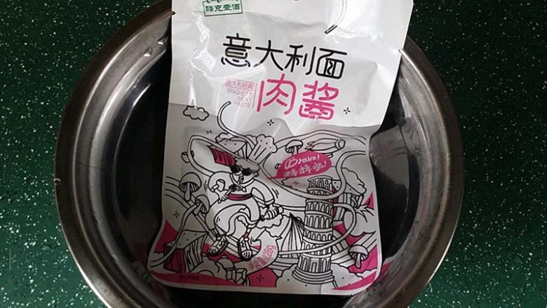 经典原味意大利面,将备好的cook100经典原味意面肉酱,放入开水盆中烫3分钟,口感会更好