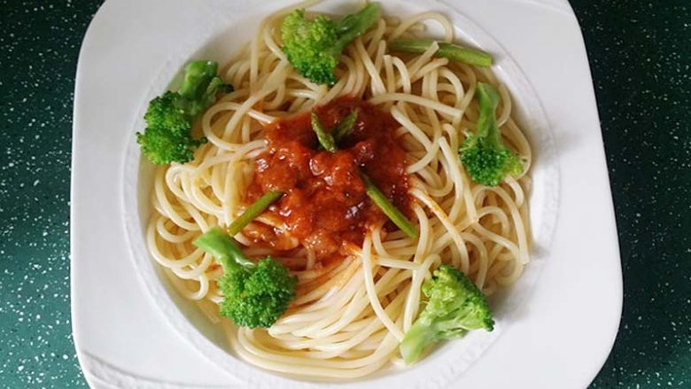经典原味意大利面,最后将肉酱淋在意面上,吃时加蔬菜拌匀 炒鸡好吃的快手意面完成了