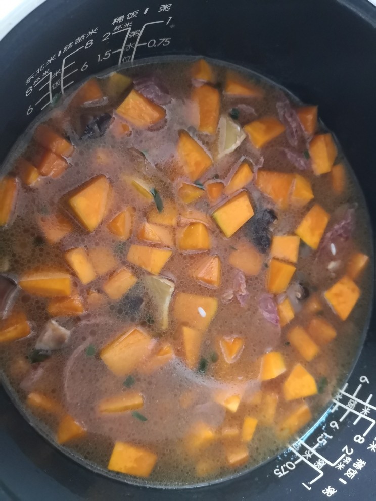南瓜焖饭,把炒好的南瓜香菇香肠倒入电饭煲内胆里,搅拌均匀