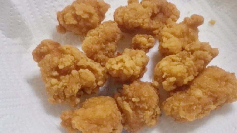 老北京鸡肉卷,像这样子的颜色就可以了。捞出来放在厨房用纸上将多余的油吸一下,免得油大,感觉腻。