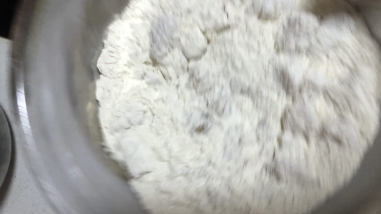 老北京鸡肉卷,然后撒一些面粉,再拿一个大小一样的盆扣上,两个盆相扣之后摇晃鸡肉块。