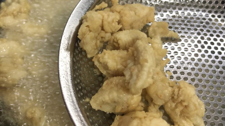老北京鸡肉卷,锅中油烧热以后调中火,把鸡肉块倒入锅中炸至金黄。想让颜色深一些就多炸一会。