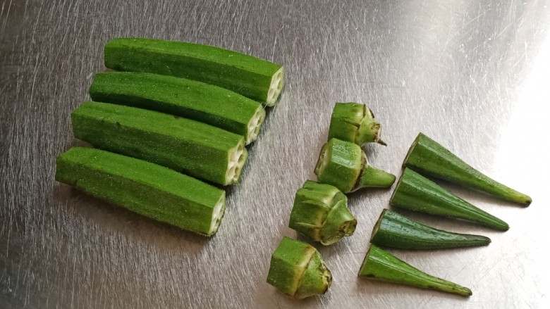 秋葵厚蛋烧,切掉秋葵的头尾部分,留中间