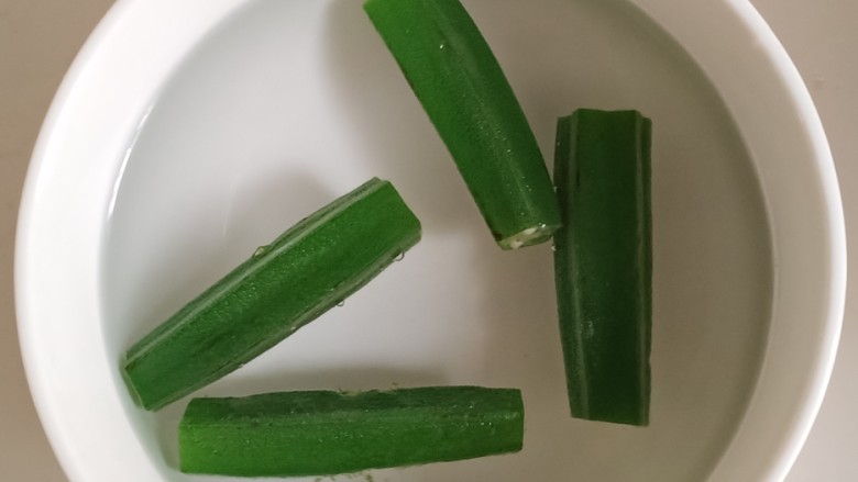 秋葵厚蛋烧,秋葵煮熟后投入冷水中,这样做秋葵能更加脆,不至于软烂
