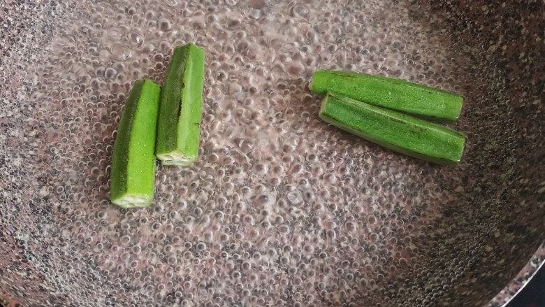 秋葵厚蛋烧,水开后,放入秋葵,撒一点盐,煮2分钟