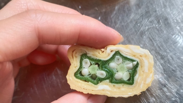 秋葵厚蛋烧,看看里面有两颗秋葵小星星,很治愈啊