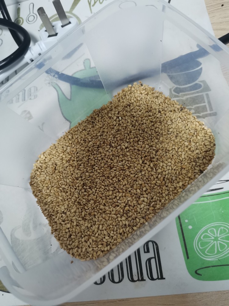 芝麻花生酥,准备熟白芝麻