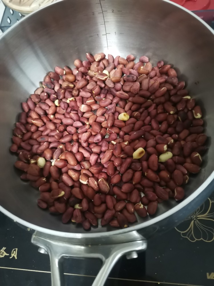 芝麻花生酥,看到花生表面裂开,有点掉皮就差不多了电磁炉600瓦概10多分钟