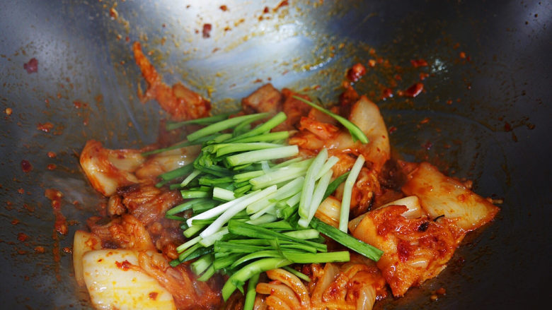 辣白菜五花肉,辣白菜翻炒均匀,放入韭菜,稍加翻炒