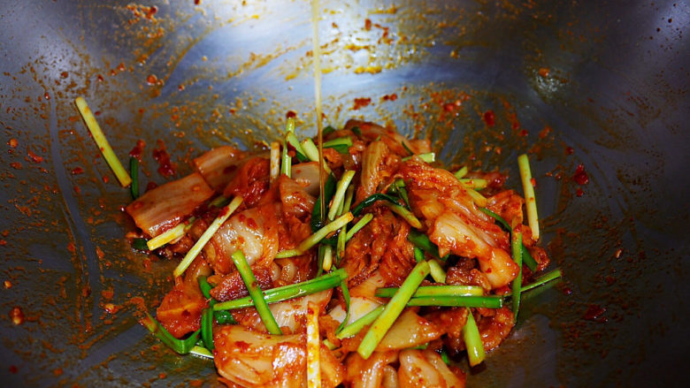 辣白菜五花肉,淋入<a style='color:red;display:inline-block;' href='/shicai/ 3738'>芝麻油</a>,翻炒均匀,关火出锅