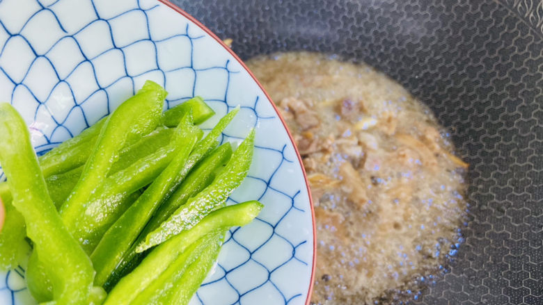 青椒肉丝面,放入青椒翻炒断生