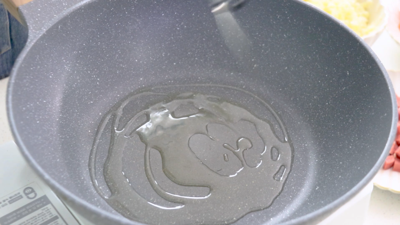 咖喱蛋炒饭,热锅烧油,