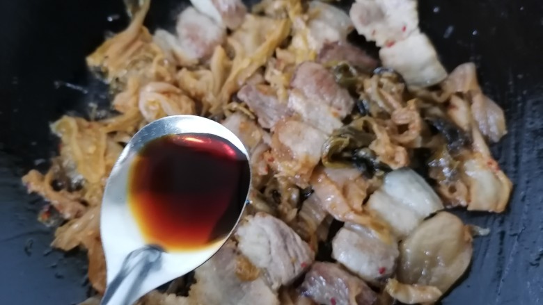 辣白菜五花肉,加入一勺<a style='color:red;display:inline-block;' href='/shicai/ 788'>生抽</a>提鲜,无需另外加盐因为辣白菜比较咸