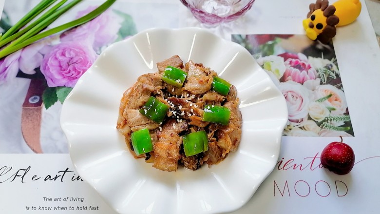 辣白菜五花肉,撒上少许<a style='color:red;display:inline-block;' href='/shicai/ 678'>白芝麻</a>,拍上成品图一道美味又下饭的辣白菜五花肉就完成了。