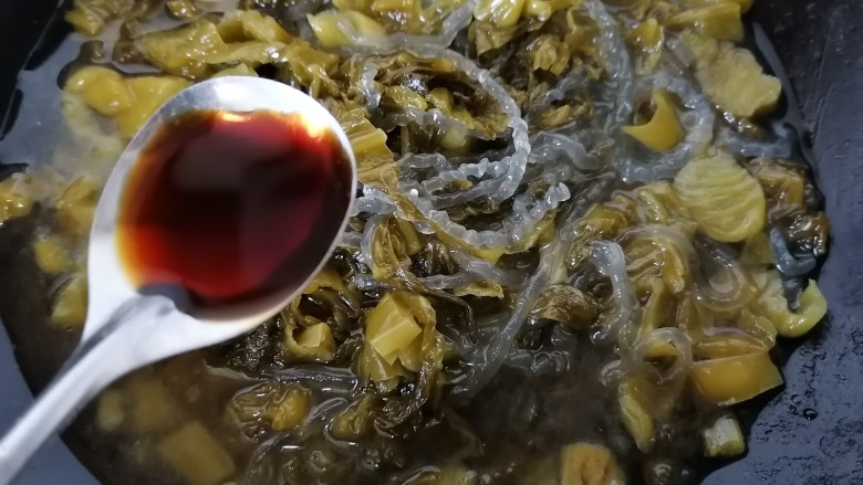 酸菜炖粉条,加入一勺生抽提鲜(无需另外加盐酸菜比较咸)