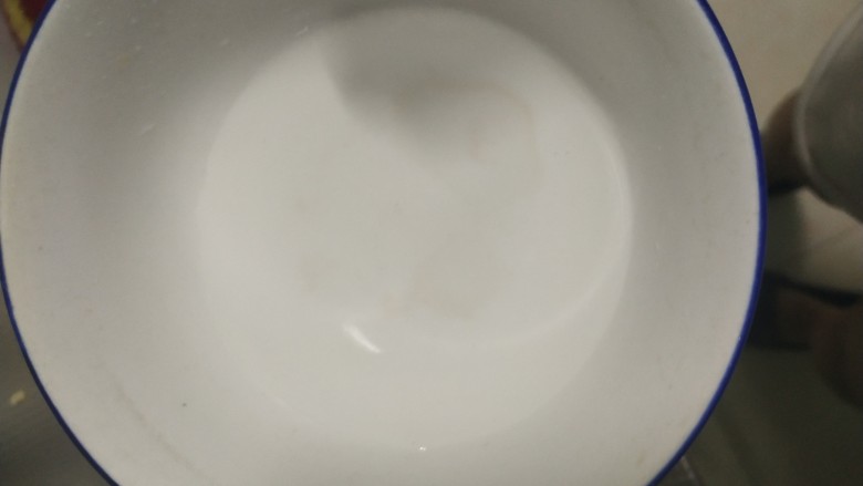 酸甜虾仁,清水 一起搅拌均匀备用。