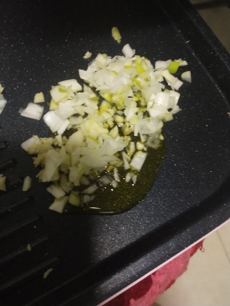 酸甜虾仁,蒜末葱末炒香