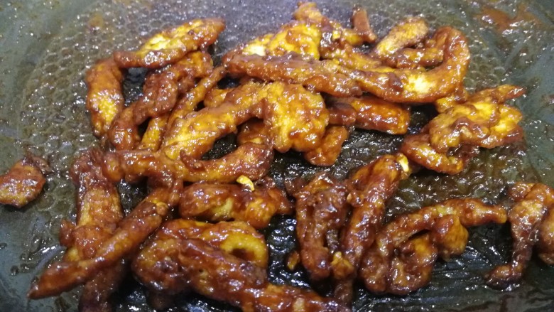 老北京鸡肉卷,放入鸡肉条,文火翻炒均匀,酱料均匀包裹上肉条。