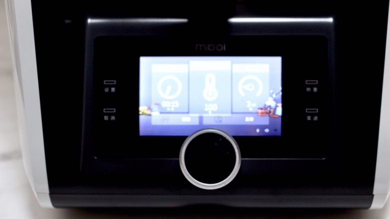 包菜虾皮菜团子,设置15分钟/100度/2档模式开始蒸制。