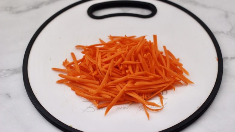 包菜虾皮菜团子,<a style='color:red;display:inline-block;' href='/shicai/ 25'>胡萝卜</a>去皮擦丝。