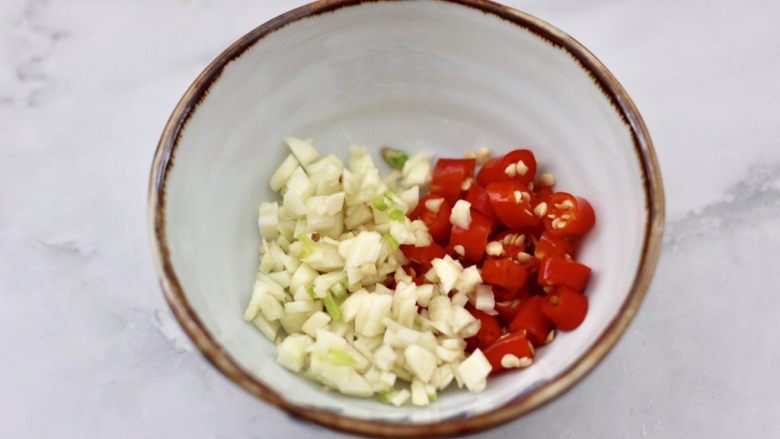 包菜虾皮菜团子,蒸菜团子的时候，现在调制蘸酱，<a style='color:red;display:inline-block;' href='/shicai/ 2794'>大蒜</a>去皮切碎，小米辣切圈。