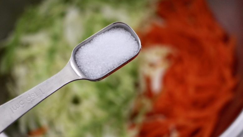 包菜虾皮菜团子,加入适量盐调味。