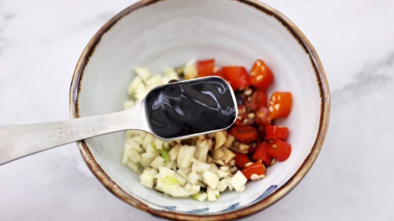 包菜虾皮菜团子,再加入1勺蚝油。