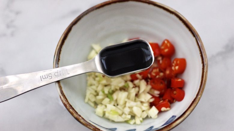 包菜虾皮菜团子,加入2勺<a style='color:red;display:inline-block;' href='/shicai/ 788'>生抽</a>。