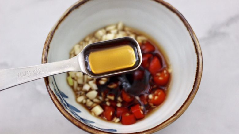 包菜虾皮菜团子,加入<a style='color:red;display:inline-block;' href='/shicai/ 3738'>芝麻油</a>。