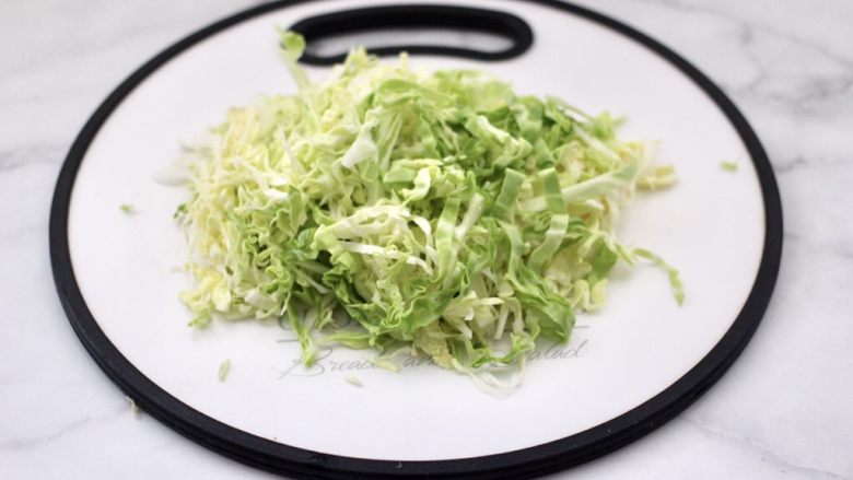 包菜虾皮菜团子,<a style='color:red;display:inline-block;' href='/shicai/ 3511'>包菜</a>洗净后切细丝。