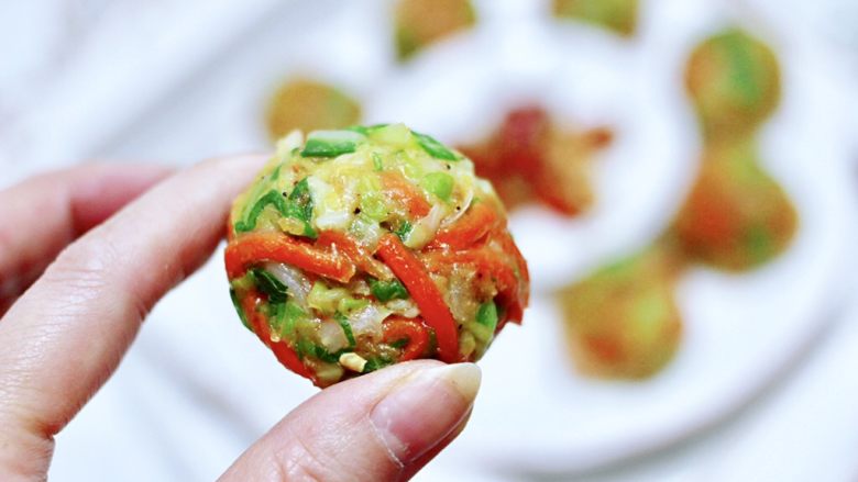 包菜虾皮菜团子,菜团子出锅咯，一口一个停不下来，低脂低卡又饱腹，多吃也不怕胖。