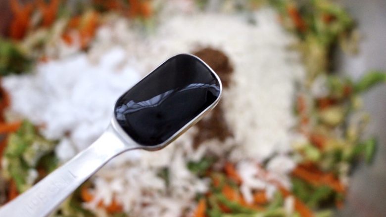 包菜虾皮菜团子,加入1勺<a style='color:red;display:inline-block;' href='/shicai/ 721'>蚝油</a>。