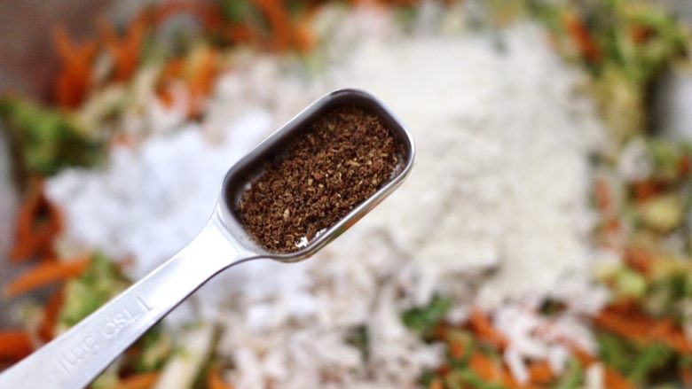 包菜虾皮菜团子,加入<a style='color:red;display:inline-block;' href='/shicai/ 12043'>花椒粉</a>。