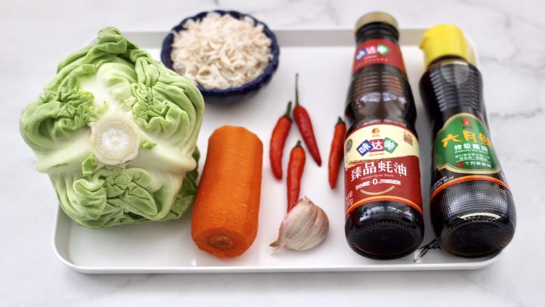 包菜虾皮菜团子,首先备齐所有的食材。