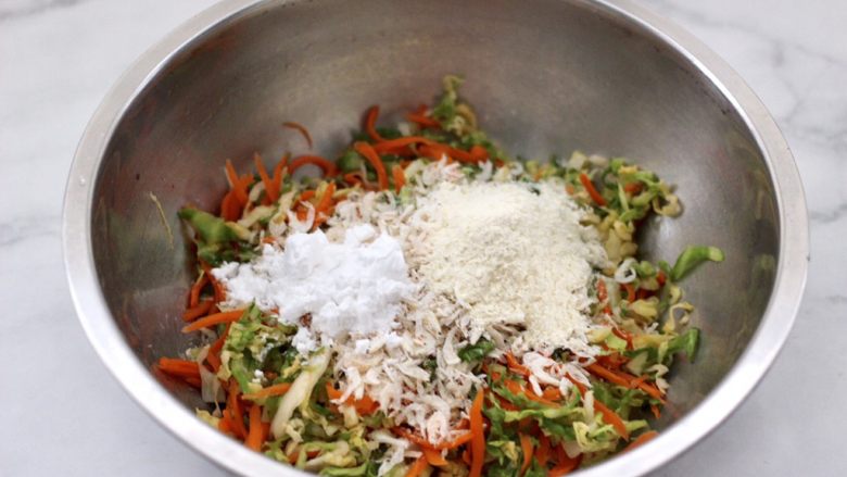 包菜虾皮菜团子,再放入<a style='color:red;display:inline-block;' href='/shicai/ 6139'>玉米粉</a>和淀粉。