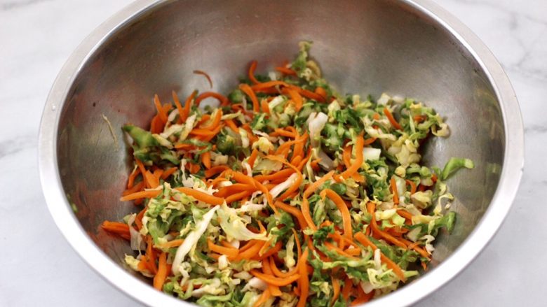 包菜虾皮菜团子,腌制好的包菜纳干水分。