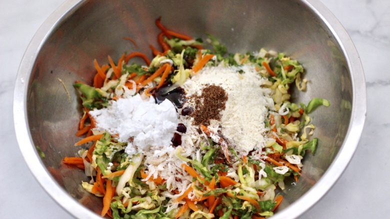 包菜虾皮菜团子,所有食材都放入后。