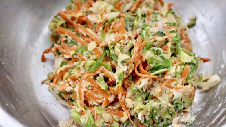 包菜虾皮菜团子,混合搅拌均匀。