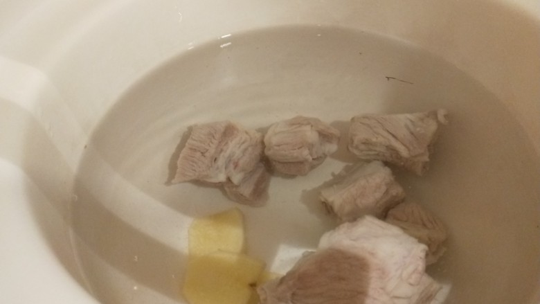 山药猪骨汤,放入砂锅,加入几片姜片。
