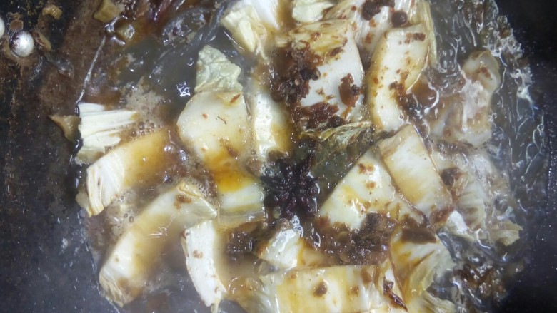 酸菜炖粉条,放入大白菜,转小火炖煮。