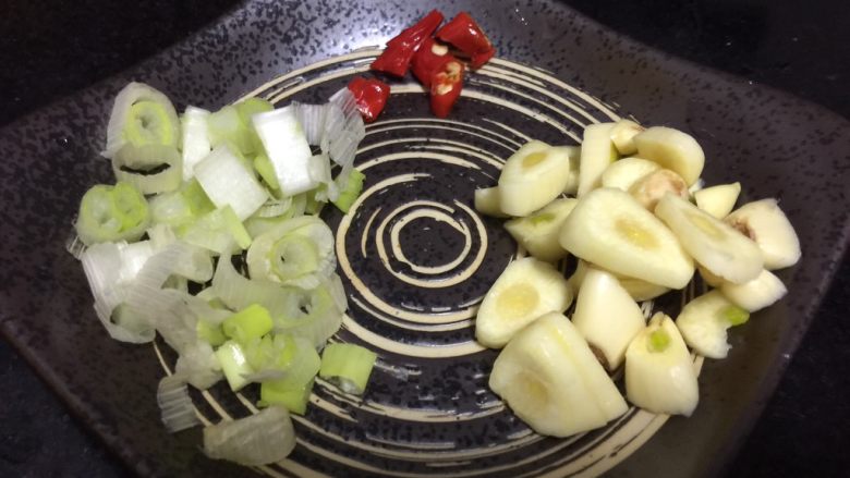 五彩缤纷虾仁炒饭,葱,蒜,小米椒